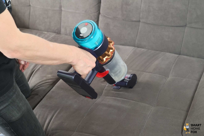Dyson Gen 5 Detect: уборка дивана